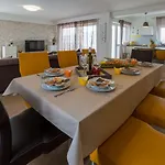 Traumhaftes Mit Privatpool, Tischtennis, Meerblick, 5 Parkplaetzen, Spielbereich Fuer * Grižane