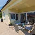 Traumhaftes Mit Privatpool, Tischtennis, Meerblick, 5 Parkplaetzen, Spielbereich Fuer Vakantiehuis