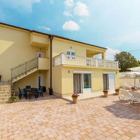 Traumhaftes Mit Privatpool, Tischtennis, Meerblick, 5 Parkplaetzen, Spielbereich Fuer