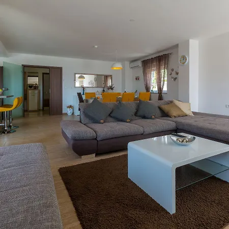 Traumhaftes Mit Privatpool, Tischtennis, Meerblick, 5 Parkplaetzen, Spielbereich Fuer Grižane