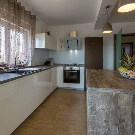 Traumhaftes Mit Privatpool, Tischtennis, Meerblick, 5 Parkplaetzen, Spielbereich Fuer Prázdninový dům