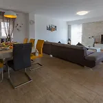 Traumhaftes Mit Privatpool, Tischtennis, Meerblick, 5 Parkplaetzen, Spielbereich Fuer 펜션 Grižane