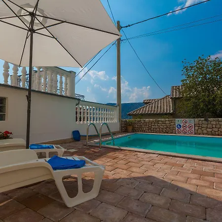 Ferienhaus Traumhaftes Mit Privatpool, Tischtennis, Meerblick, 5 Parkplaetzen, Spielbereich Fuer