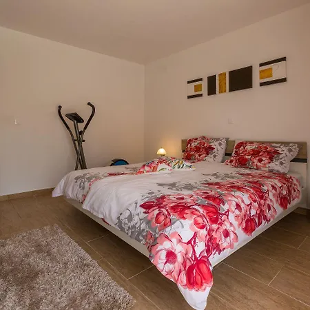 Traumhaftes Mit Privatpool, Tischtennis, Meerblick, 5 Parkplaetzen, Spielbereich Fuer Grižane