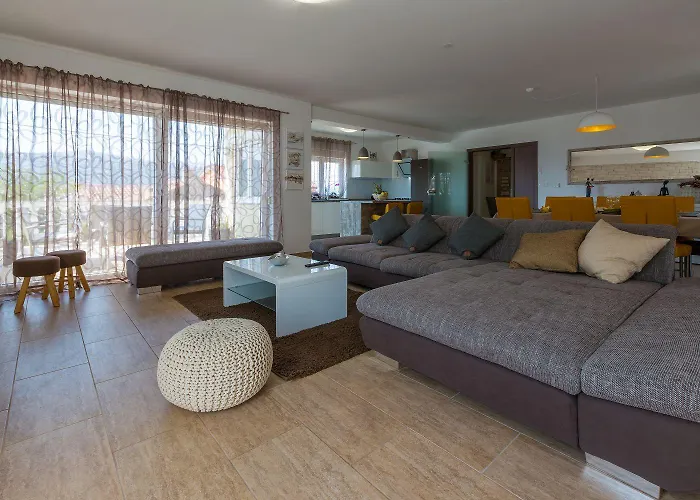 Traumhaftes Mit Privatpool, Tischtennis, Meerblick, 5 Parkplaetzen, Spielbereich Fuer בית נופש