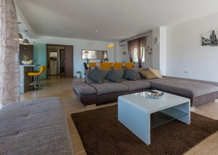 Traumhaftes Mit Privatpool, Tischtennis, Meerblick, 5 Parkplaetzen, Spielbereich Fuer Grižane