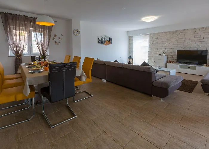 Traumhaftes Mit Privatpool, Tischtennis, Meerblick, 5 Parkplaetzen, Spielbereich Fuer Vakantiehuis Grižane